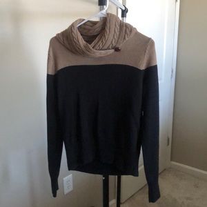 Form fitting black & cream sweater
